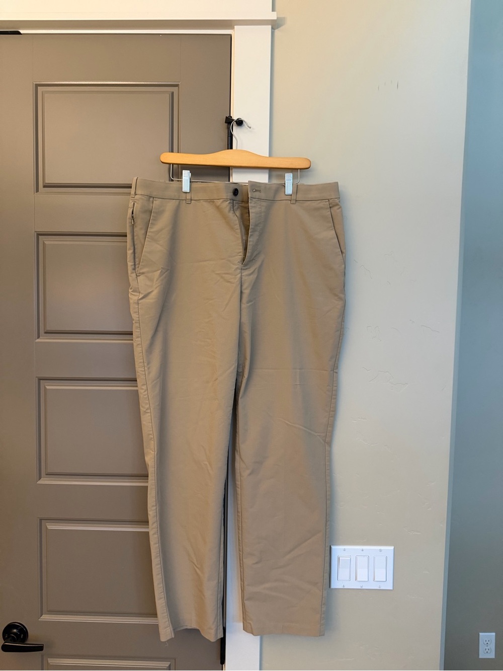 Izod Men's Tan Straight-Leg Chinos